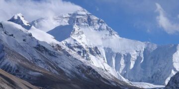 أين يقع جبل إفرست