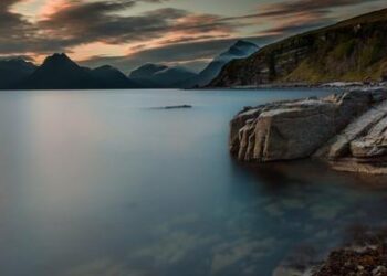 كم عرض البحر الأحمر