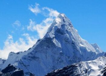 كم يبلغ ارتفاع قمة إفرست