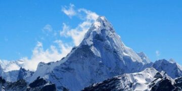 كم يبلغ ارتفاع قمة إفرست